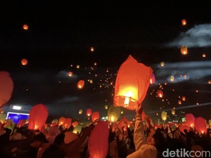 Syahdu Menatap Ribuan Lampion Terbang di Langit Dieng