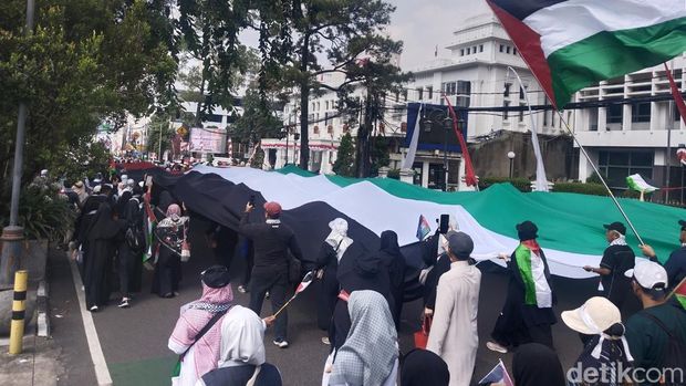 Ribuan Muslim turun ke jalan melakukan aksi demonstrasi sebagai solidaritas terhadap korban genosida di Palestina pada Minggu (24/8/2025).