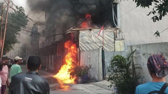 Kebakaran melanda rumah toko (ruko) di Jalan Jelambar Jaya 3, RT 08/RW 02, Jelambar Baru, Grogol Petamburan, Jakarta Barat, Minggu (24/8/2025) sore.