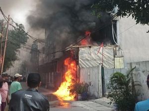 Ruko di Grogol Jakbar Terbakar, Kobaran Api Sempat Keluar dari Got
