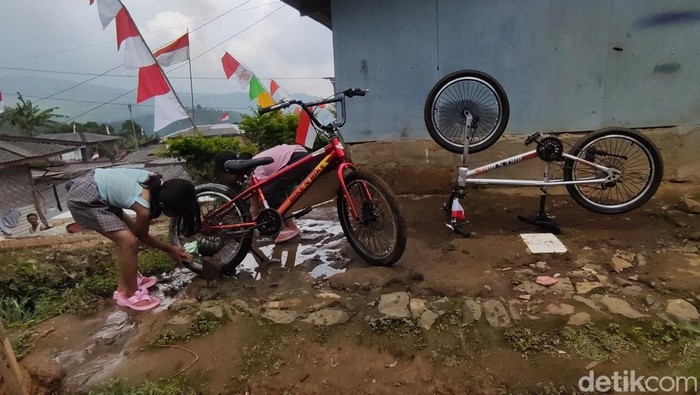 Sepeda pemberian Pemkab Bogor di Desa Malasari