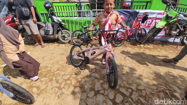 Sepeda untuk anak-anak Desa Malasari, Kabupaten Bogor