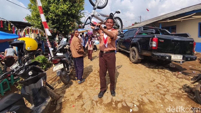 Sepeda untuk anak-anak Desa Malasari, Kabupaten Bogor