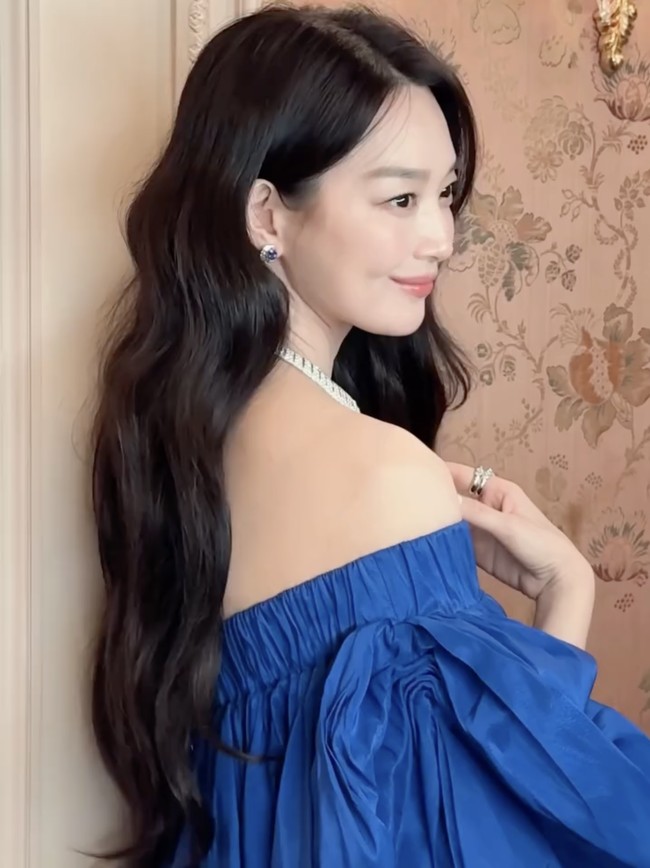 Usai bertemu Shin Min Ah, Gong Yoo turut membagikan foto kebersamaan mereka dengan caption, “Senang bertemu denganmu.” Kini banyak penggemar yang berharap keduanya akan segera dipasangkan di drama atau film. Chemistry yang mereka tampilkan langsung menarik perhatian publik. Foto: dok. Instagram @illusomina