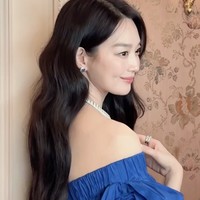 Usai bertemu Shin Min Ah, Gong Yoo turut membagikan foto kebersamaan mereka dengan caption, “Senang bertemu denganmu.” Kini banyak penggemar yang berharap keduanya akan segera dipasangkan di drama atau film. Chemistry yang mereka tampilkan langsung menarik perhatian publik. Foto: dok. Instagram @illusomina