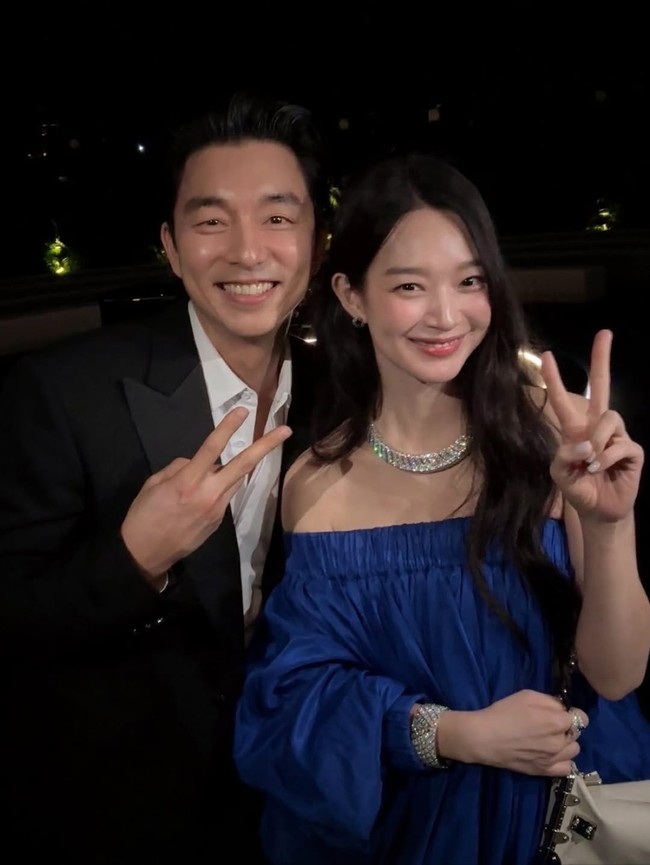 Menariknya, Gong Yoo dan Shin Min Ah sama-sama dikenal dengan peran ikoniknya jadi makhluk mitologi Korea. Sang aktor menjelma sebagai Goblin di drama Korea Goblin (2016), sedangkan Shin Min Ah jadi Gumiho cantik di drama Korea My Girlfriend is a Gumiho (2010). Foto: dok. Instagram @illusomina