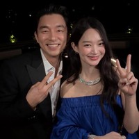 Menariknya, Gong Yoo dan Shin Min Ah sama-sama dikenal dengan peran ikoniknya jadi makhluk mitologi Korea. Sang aktor menjelma sebagai Goblin di drama Korea Goblin (2016), sedangkan Shin Min Ah jadi Gumiho cantik di drama Korea My Girlfriend is a Gumiho (2010). Foto: dok. Instagram @illusomina