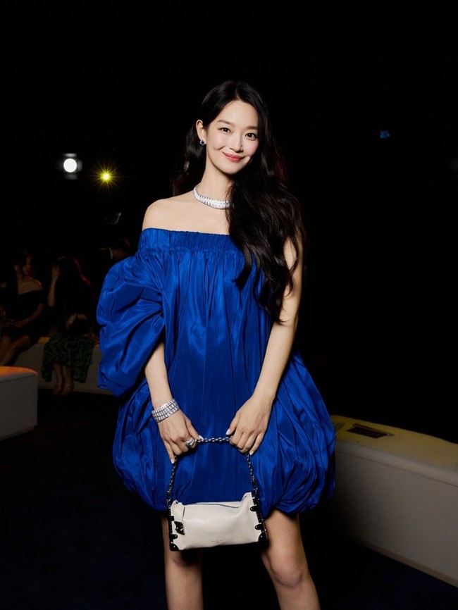 Penampilan Shin Min Ah memakai balloon strapless dress dilengkapi dengan kemewahan koleksi dari lini perhiasan Louis Vuitton High Jewelry. Foto: dok. Instagram @illusomina