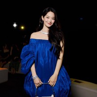 Penampilan Shin Min Ah memakai balloon strapless dress dilengkapi dengan kemewahan koleksi dari lini perhiasan Louis Vuitton High Jewelry. Foto: dok. Instagram @illusomina