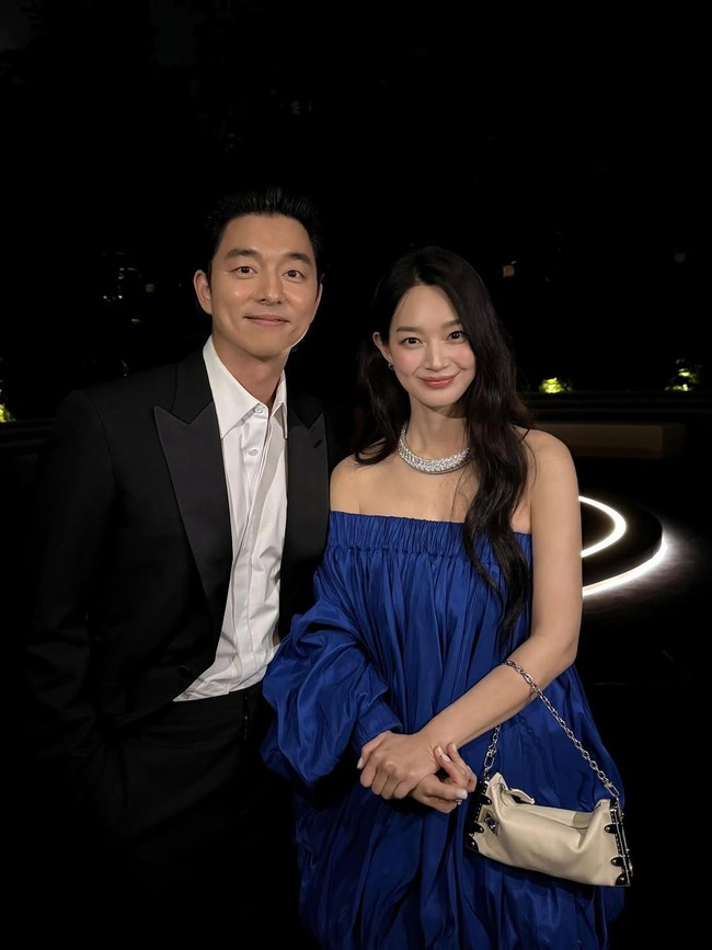 Penggemar sontak heboh usai melihat fotonya berdampingan dengan Gong Yoo di acara Louis Vuitton. Mengingat keduanya belum pernah berakting dalam satu proyek drama atau film, meski sudah lama terjun di industri hiburan. Foto: dok. Instagram @illusomina