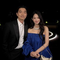 Penggemar sontak heboh usai melihat fotonya berdampingan dengan Gong Yoo di acara Louis Vuitton. Mengingat keduanya belum pernah berakting dalam satu proyek drama atau film, meski sudah lama terjun di industri hiburan. Foto: dok. Instagram @illusomina