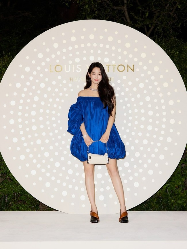 Aktris 41 tahun itu menambahkan sentuhan edgy dengan hand bag berwarna putih, serta heels berwarna hitam dengan strap berwarna coklat. Foto: dok. Instagram @illusomina