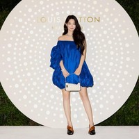 Aktris 41 tahun itu menambahkan sentuhan edgy dengan hand bag berwarna putih, serta heels berwarna hitam dengan strap berwarna coklat. Foto: dok. Instagram @illusomina