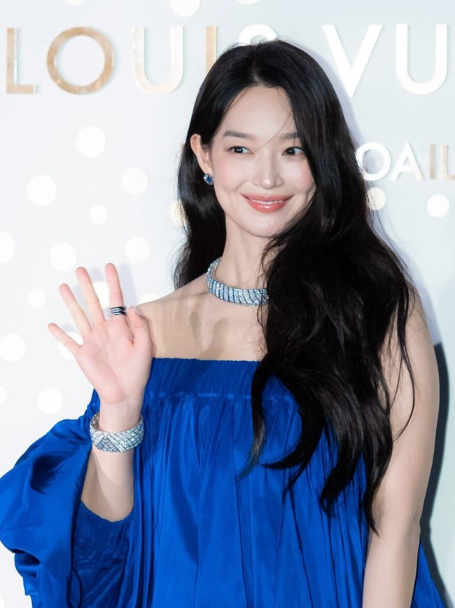 Shin Min Ah membagikan sederet fotonya saat menghadiri acara makan malam mewah yang digelar rumah mode Prancis, Louis Vuitton, di Seoul. Kekasih Kim Woo Bin itu tampil menawan dalam balutan gaun berwarna biru, senada dengan batu permata perhiasannya. Foto: dok. Instagram @illusomina