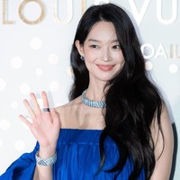 Shin Min Ah membagikan sederet fotonya saat menghadiri acara makan malam mewah yang digelar rumah mode Prancis, Louis Vuitton, di Seoul. Kekasih Kim Woo Bin itu tampil menawan dalam balutan gaun berwarna biru, senada dengan batu permata perhiasannya. Foto: dok. Instagram @illusomina