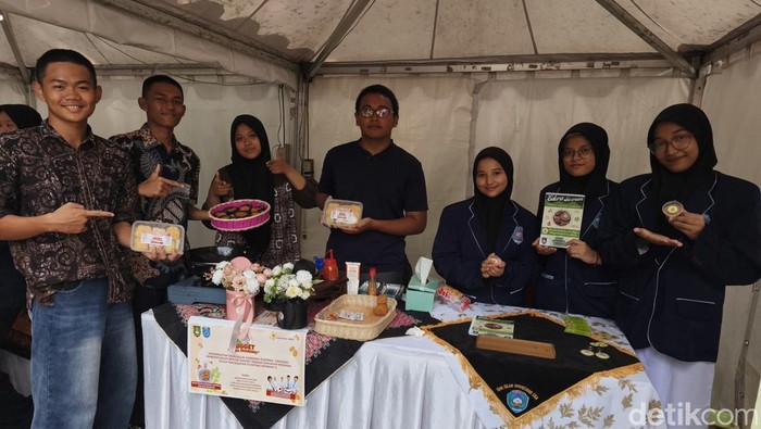 Stand pelajar di acara Pekan Seni Anak Pintar Indonesia 2025, di Taman Balekambang, Kota Solo, Minggu (24/8/2025).