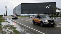 Pesawat ruang angkasa SpaceX Starship tampak bergerak menuju landasan peluncuran melewati Fasilitas Manufaktur Starbase, Texas, Amerika Serikat, Sabtu (23/8/2025). Pergerakan ini menandai persiapan akhir sebelum uji terbang ke-10 yang digelar perusahaan antariksa milik Elon Musk tersebut. REUTERS/Steve Nesius
