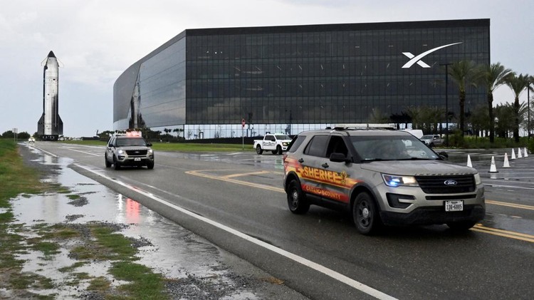 Pesawat ruang angkasa SpaceX Starship tampak bergerak menuju landasan peluncuran melewati Fasilitas Manufaktur Starbase, Texas, Amerika Serikat, Sabtu (23/8/2025). Pergerakan ini menandai persiapan akhir sebelum uji terbang ke-10 yang digelar perusahaan antariksa milik Elon Musk tersebut. REUTERS/Steve Nesius
