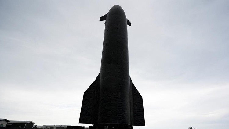 Pesawat ruang angkasa SpaceX Starship tampak bergerak menuju landasan peluncuran melewati Fasilitas Manufaktur Starbase, Texas, Amerika Serikat, Sabtu (23/8/2025). Pergerakan ini menandai persiapan akhir sebelum uji terbang ke-10 yang digelar perusahaan antariksa milik Elon Musk tersebut. REUTERS/Steve Nesius