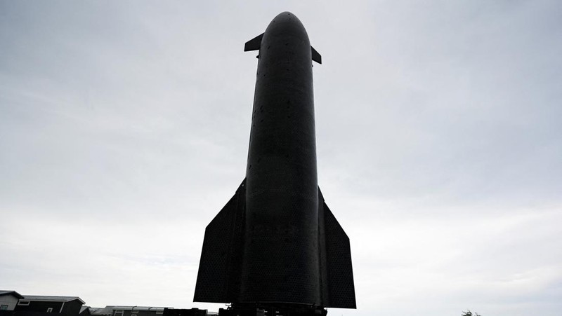 Pesawat ruang angkasa SpaceX Starship tampak bergerak menuju landasan peluncuran melewati Fasilitas Manufaktur Starbase, Texas, Amerika Serikat, Sabtu (23/8/2025). Pergerakan ini menandai persiapan akhir sebelum uji terbang ke-10 yang digelar perusahaan antariksa milik Elon Musk tersebut. REUTERS/Steve Nesius
