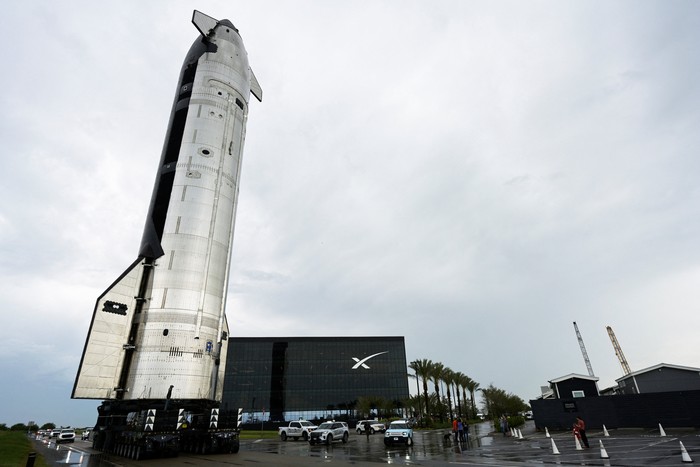 Pesawat ruang angkasa SpaceX Starship tampak bergerak menuju landasan peluncuran melewati Fasilitas Manufaktur Starbase, Texas, Amerika Serikat, Sabtu (23/8/2025). Pergerakan ini menandai persiapan akhir sebelum uji terbang ke-10 yang digelar perusahaan antariksa milik Elon Musk tersebut. REUTERS/Steve Nesius