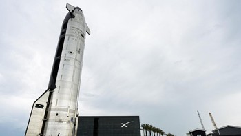 Pesawat ruang angkasa SpaceX Starship meluncur menuju landasan peluncurannya melewati Fasilitas Manufaktur Starbase sebelum uji terbang ke-10 dari kompleks perusahaan di Starbase, Texas, Amerika Serikat, Sabtu (23/8/2025). REUTERS/Steve Nesius