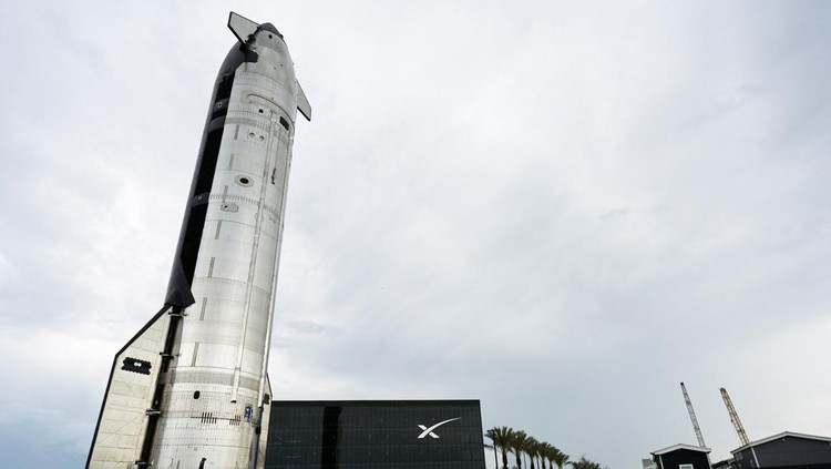 Pesawat ruang angkasa SpaceX Starship tampak bergerak menuju landasan peluncuran melewati Fasilitas Manufaktur Starbase, Texas, Amerika Serikat, Sabtu (23/8/2025). Pergerakan ini menandai persiapan akhir sebelum uji terbang ke-10 yang digelar perusahaan antariksa milik Elon Musk tersebut. REUTERS/Steve Nesius
