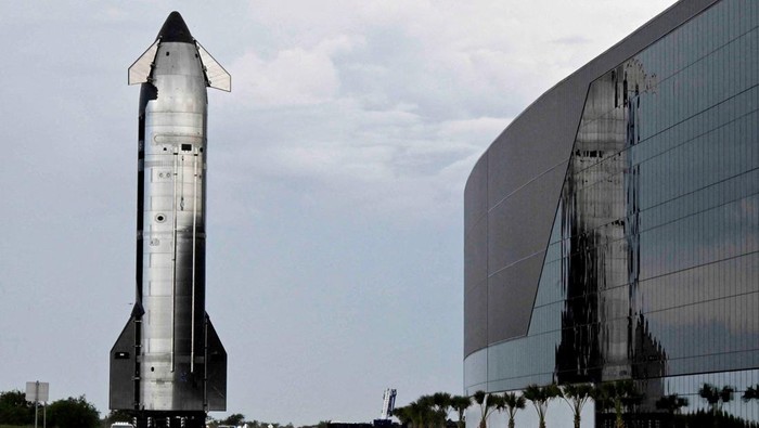 Pesawat ruang angkasa SpaceX Starship tampak bergerak menuju landasan peluncuran melewati Fasilitas Manufaktur Starbase, Texas, Amerika Serikat, Sabtu (23/8/2025). Pergerakan ini menandai persiapan akhir sebelum uji terbang ke-10 yang digelar perusahaan antariksa milik Elon Musk tersebut. REUTERS/Steve Nesius