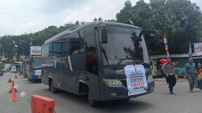 Suasana jelang final Pacu Jalur di Tepian Narosa, Kuansing, meriah, Minggu (24/8/2025).