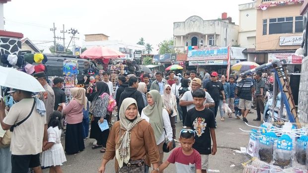 Suasana jelang final Pacu Jalur di Tepian Narosa, Kuansing, meriah, Minggu (24/8/2025).