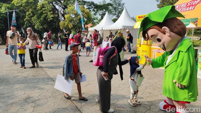 Suasana Pekan Seni Anak Pintar Indonesia yang diselenggarakan oleh Kalbe Consumer Health brand Cerebrofort di Taman Balekambang, Solo, Minggu (24/8/2025).