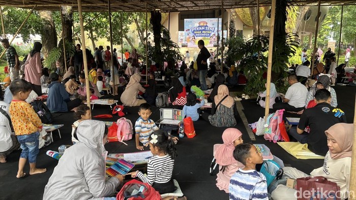 Suasana Pekan Seni Anak Pintar yang diselenggarakan oleh Kalbe Consumer Health brand Cerebrofort di Taman Balekambang, Solo, Minggu (24/8/2025).