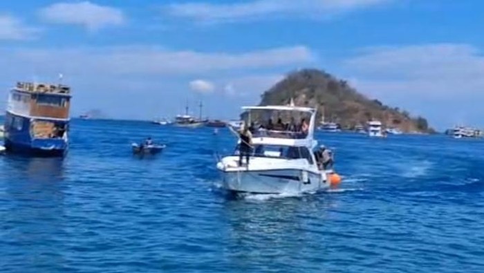 Tangkapan layar kapal evakuasi turis Belanda yang tewas saat diving di perairan Pulau Siaba, Taman Nasional Komodo, Manggarai Barat, NTT, Minggu (24/8/2025).