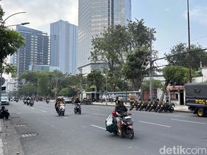Detik-detik Mencekam Tawuran 2 Kelompok di Embong Malang Surabaya