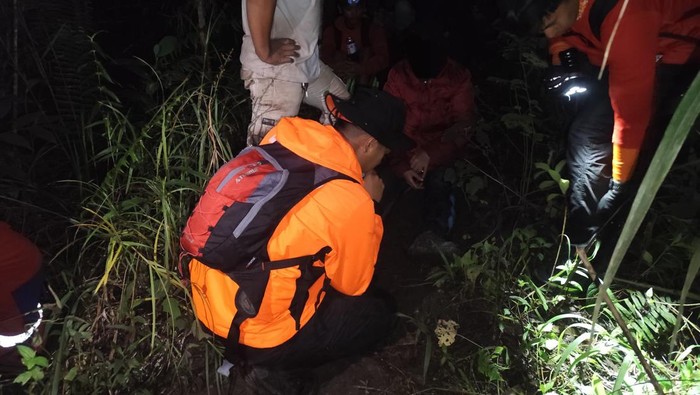 Tim SAR mengevakuasi pendaki wanita di Gunung Gawalise, Kabupaten Sigi.