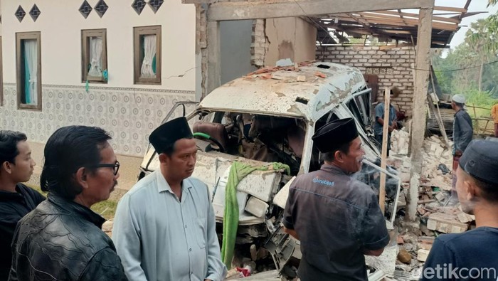TKP ledakan garasi rumah di Sumenep.