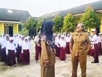 Guru yang Viral Hendak Cekik Siswa Pernah Mengajar Sambil Merokok