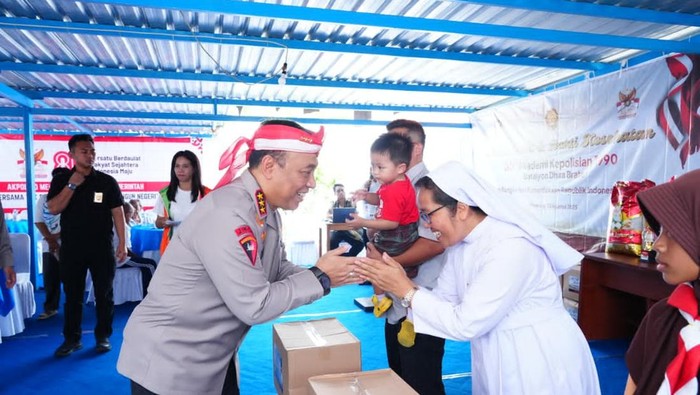 Wakapolri Komjen Dedi Prasrtyo hadir dalam acara bakti sosial Alumni Akpol Angkatan 1990 Batalyon Dhira Brata di Mapolsek Genuk, Kota Semarang. (dok. Polri)