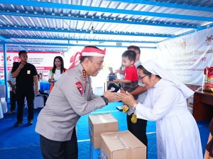 Wakapolri Salurkan 220 Paket Bansos ke Biarawati dan Lansia di Semarang