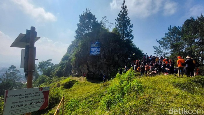 Warga beraktivitas di puncak Gunung Batu Lembang