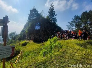 Gunung Batu Spot Ikonik Bukti Gempa Sesar Lembang-Makam Keramat