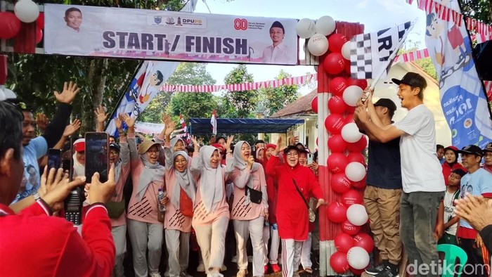 Warga di Kecamatan Menes, Kabupaten Pandeglang antusias mengikuti jalan santai dalam rangka tasyakuran progam Bang Andra.