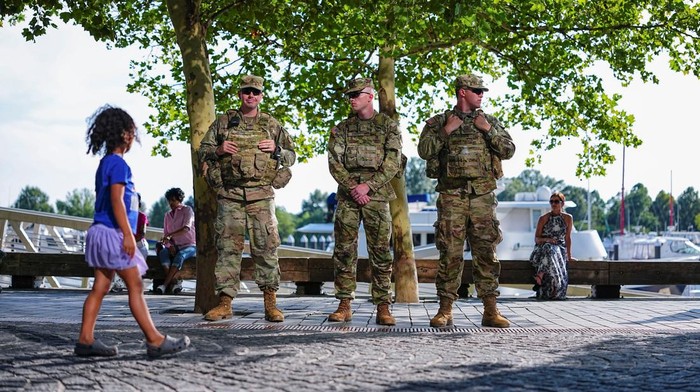 Suasana di Washington, D.C., memanas setelah gelombang protes pecah di kawasan U Street, Sabtu (23/8/2025). Seorang demonstran terlihat mengangkat plakat sebagai simbol penolakan terhadap kebijakan pemerintah. REUTERS/Aaron Schwartz