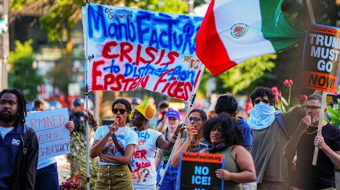 Suasana di Washington, D.C., memanas setelah gelombang protes pecah di kawasan U Street, Sabtu (23/8/2025). Seorang demonstran terlihat mengangkat plakat sebagai simbol penolakan terhadap kebijakan pemerintah. REUTERS/Aaron Schwartz