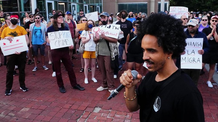 Washington Memanas, Trump Turunkan Garda Nasional Saat Protes U Street Suasana di Washington, D.C., memanas setelah gelombang protes pecah di kawasan U Street, Sabtu (23/8/2025). Seorang demonstran terlihat mengangkat plakat sebagai simbol penolakan terhadap kebijakan pemerintah. REUTERS/Aaron Schwartz