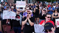 U Street, yang dikenal sebagai salah satu pusat aktivitas masyarakat di Washington, menjadi titik konsentrasi massa demonstran yang menuntut perubahan kebijakan. REUTERS/Aaron Schwartz