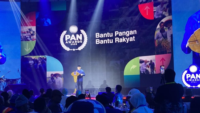 Ketum PAN Zulkifli Hasan (Zulhas) saat acara PAN Awards 27 Tahun PAN: Pangan Terdepan di Senayan, Jakarta, Minggu (24/8/2025).