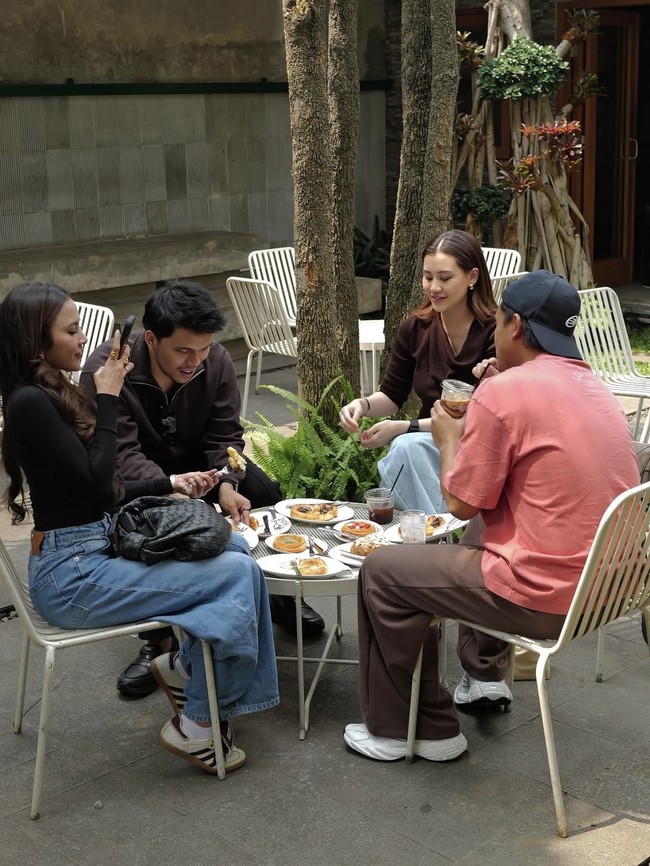 Kedua pasutri, Aaliyah Massaid-Thariq Halilintar dan Mahalini Raharja-Rizky Febian, membagikan momen saat mereka berlibur bersama ke Bandung. Dikenal berteman dekat, keempatnya memamerkan momen keakraban mereka. Foto: Instagram