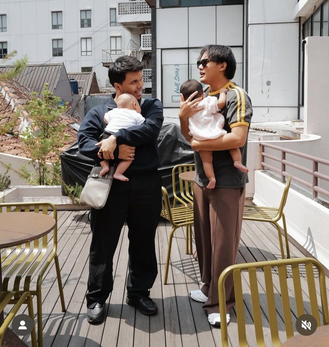 Sama-sama memiliki anak yang masih bayi, Thariq dan Rizky Febian juga berpose bersama saat sedang momong anak. Foto: Instagram
