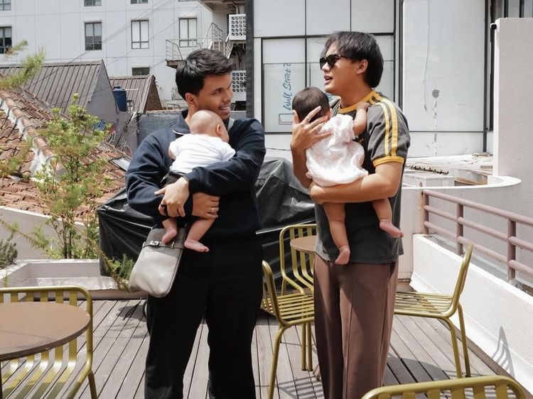 Foto Aaliyah-Thariq Liburan Bareng Mahalini-Rizky Febian, Kompak Momong Anak